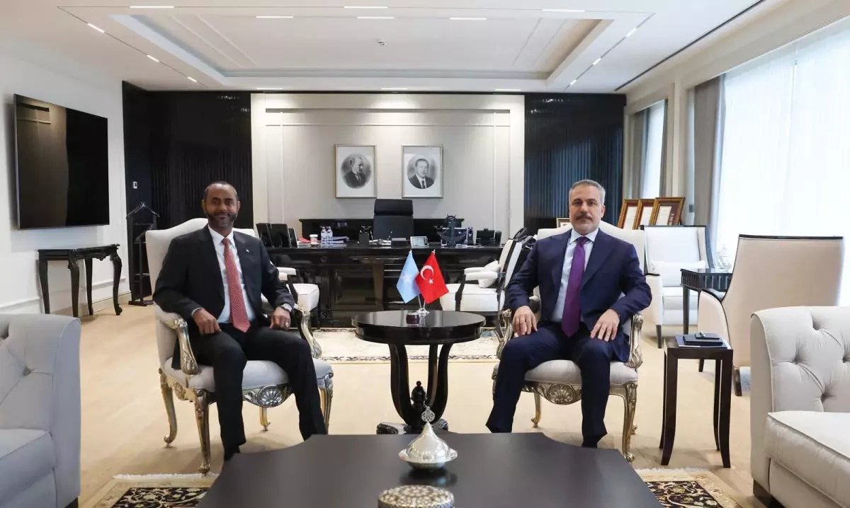 Bakan Fidan, Somali Limanlar ve Deniz Ulaştırma Bakanı Nur ile görüştü