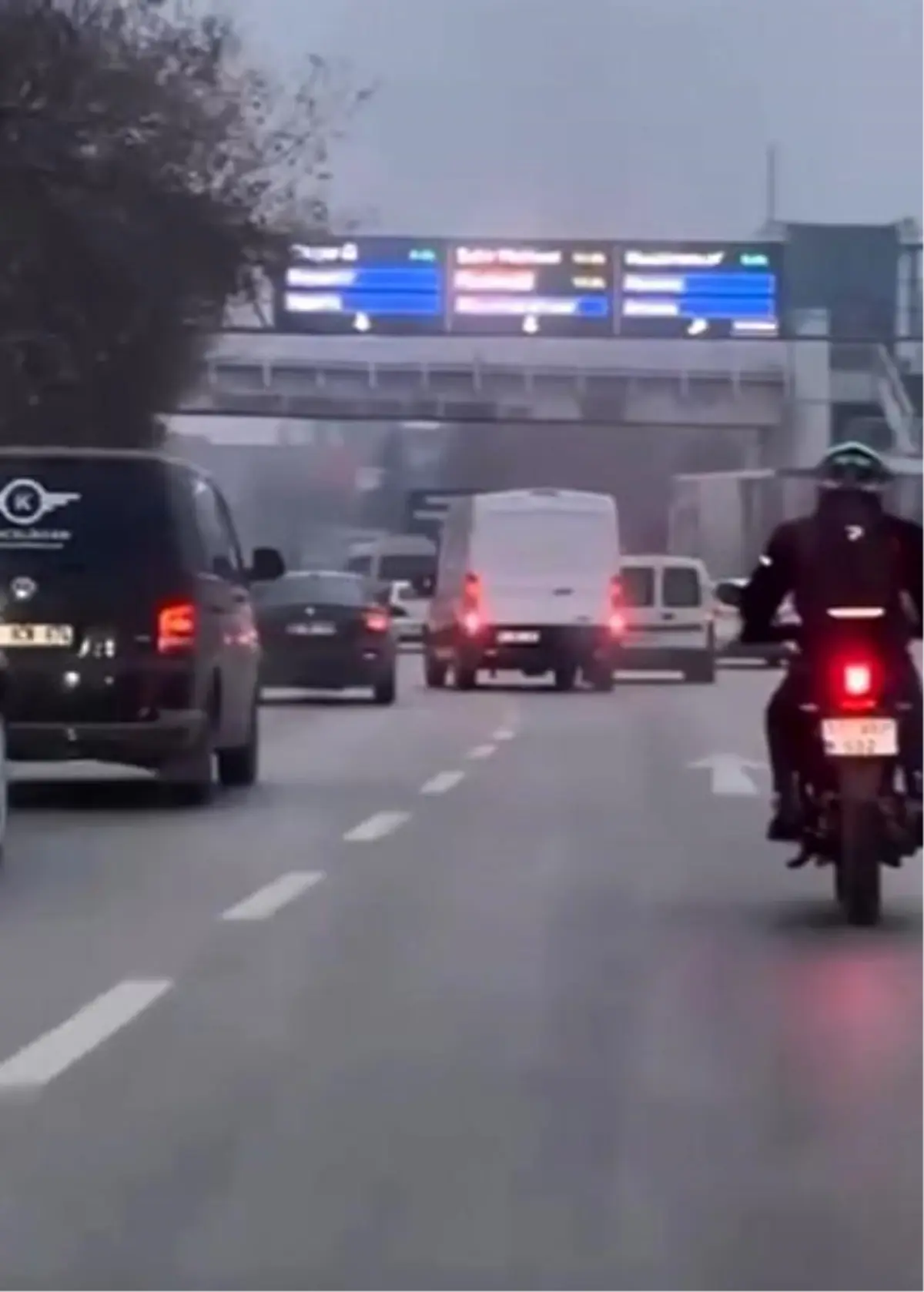 Minibüs sürücüsü makas atarak trafiği tehlikeye düşürdü