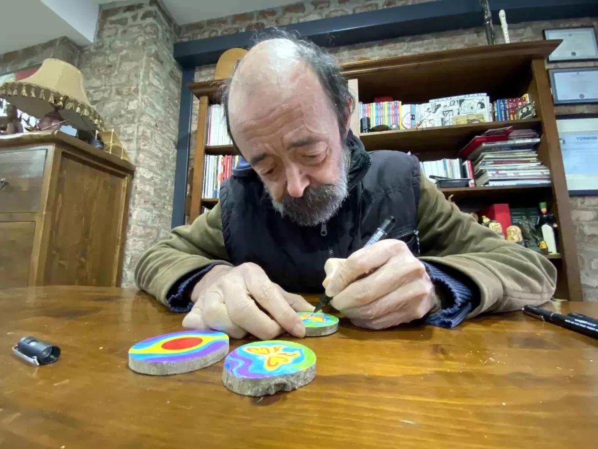 Onun karikatür çizim sevgisi bitmedi