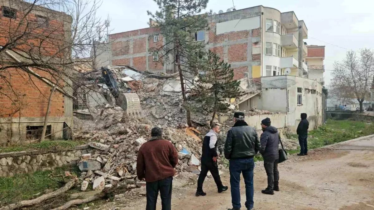 Depremin ardından Sındırgı'da tehlikeli yapılar kaldırılıyor