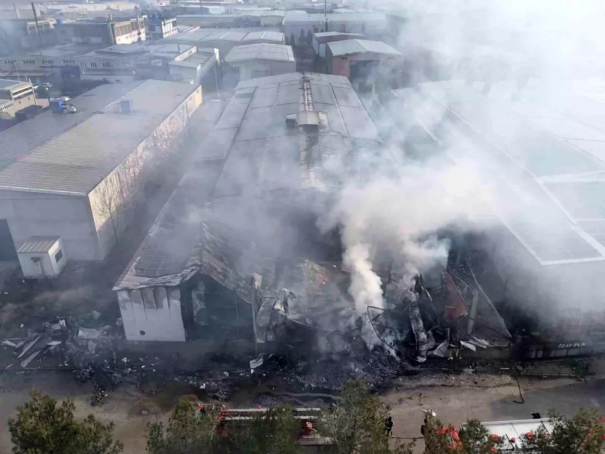 Uşak'ta iplik fabrikasında çıkan yangın büyümeden söndürüldü