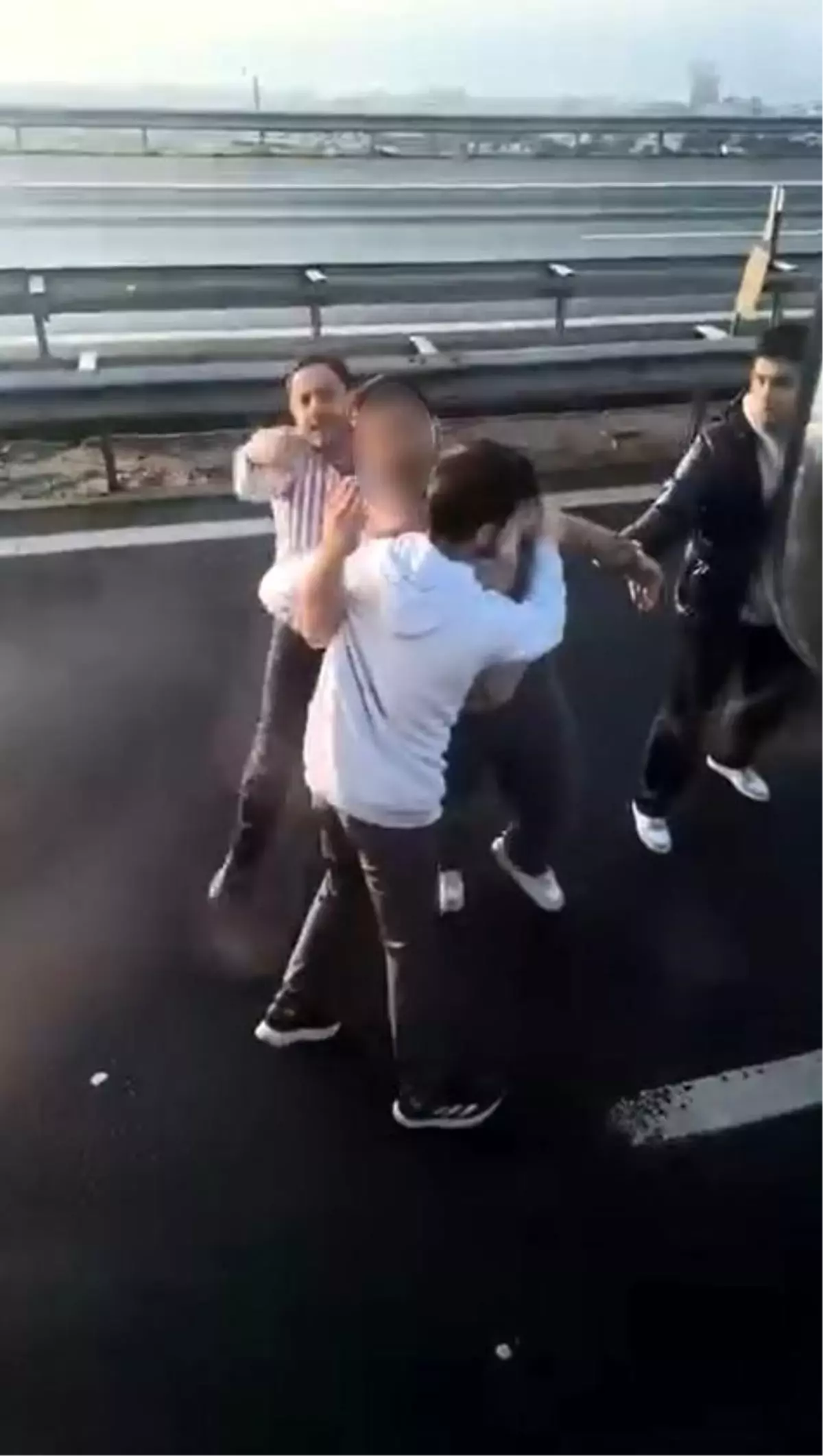 Emniyet şeridini ihlal etmek isteyen sürücü ortalığı bir birine kattı