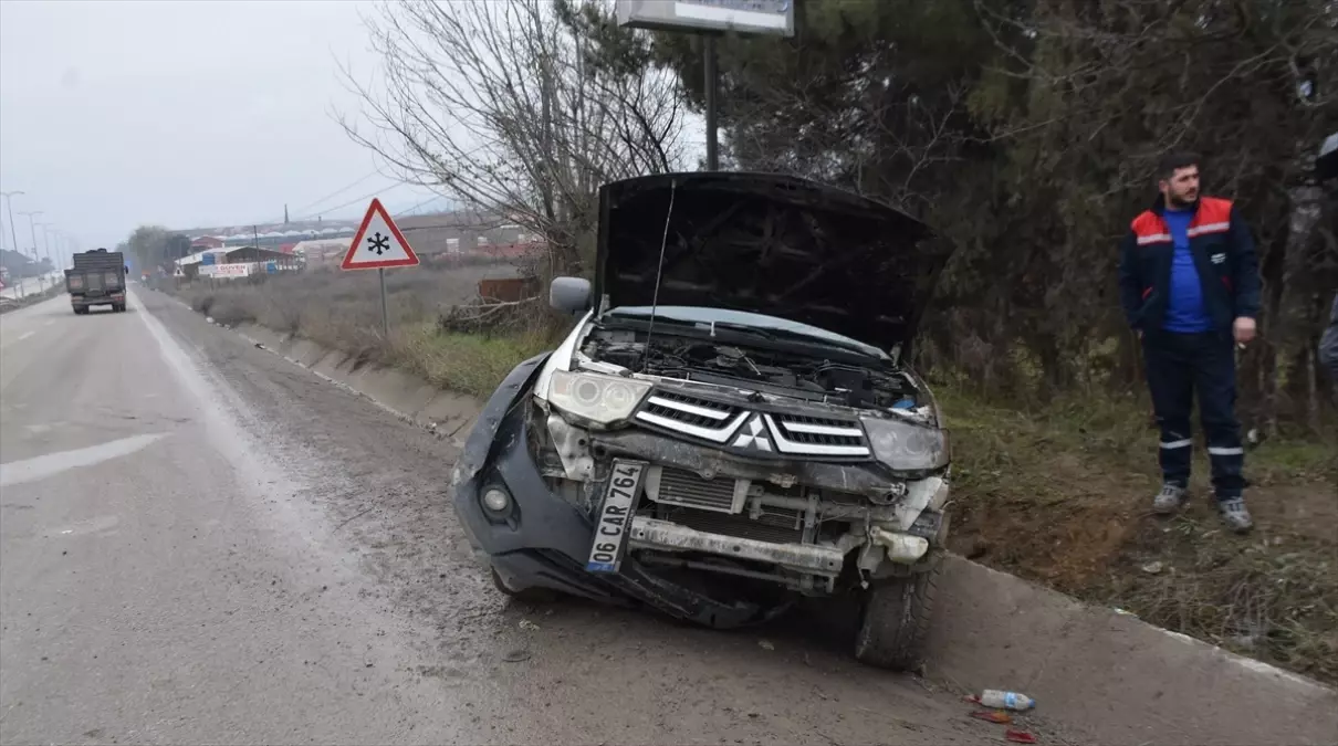 Boyabat'ta drenaj kanalına devrilen pikabın sürücüsü yaralandı
