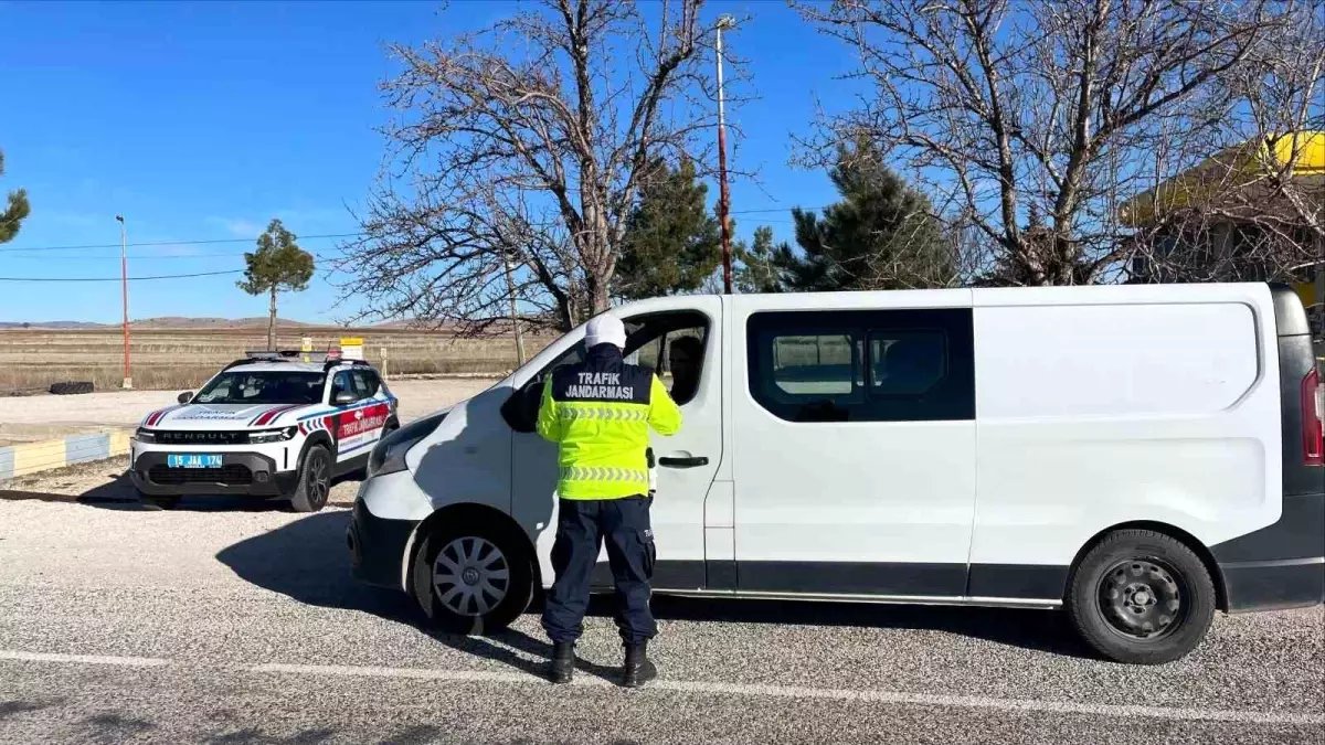 Burdur'da jandarmadan trafik denetimi: 502 araç ve sürücüsüne para cezası