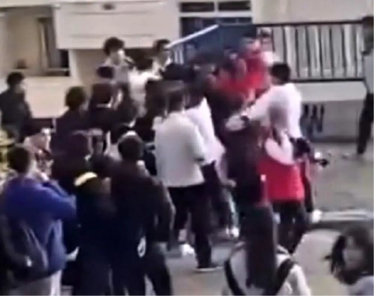 İzmir'de öğrenciler birbirine girdi: Sokak boks ringine döndü