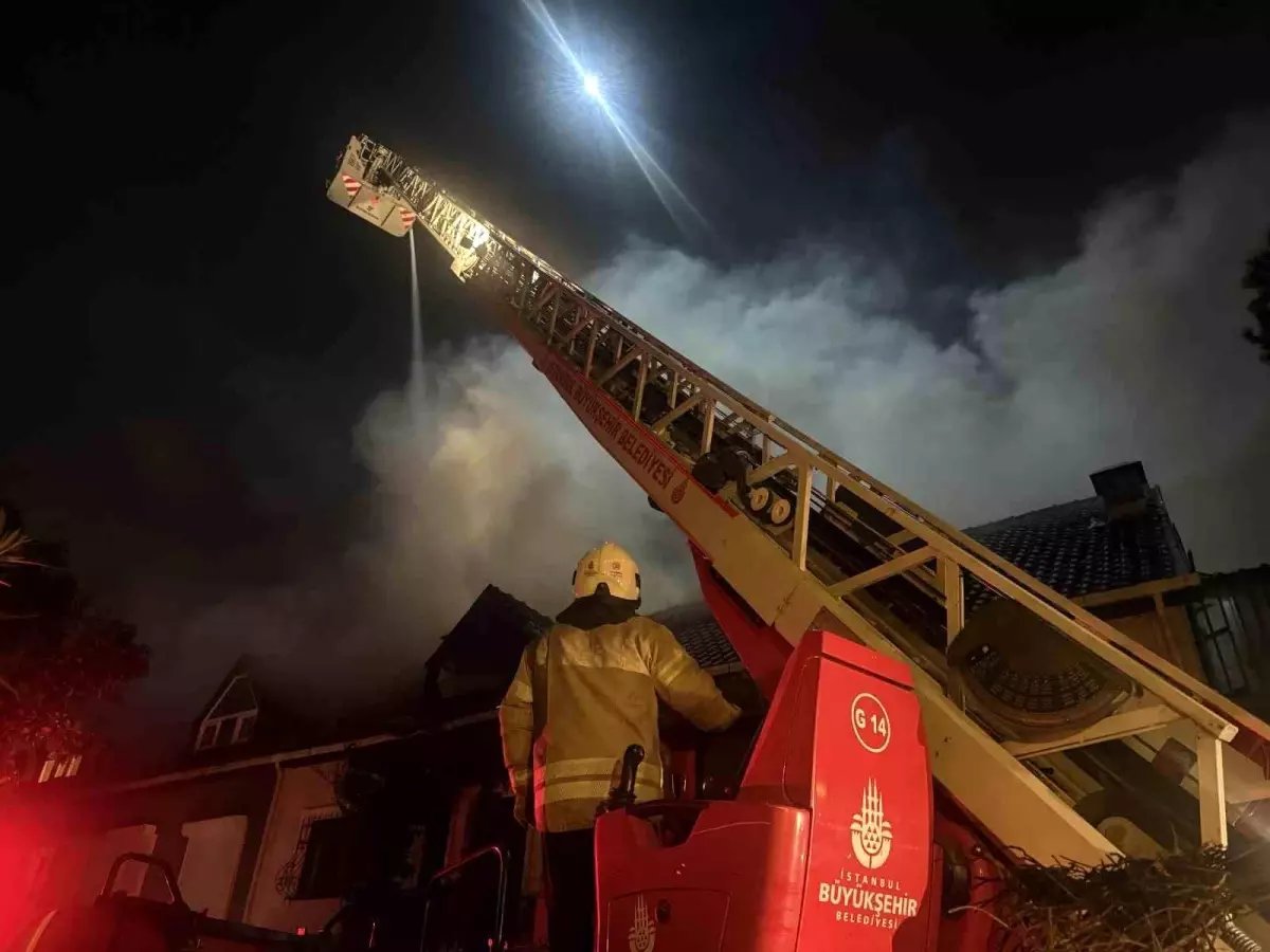 Esenyurt'ta villanın çatı katındaki yangın bitişiğindeki eve sıçradı