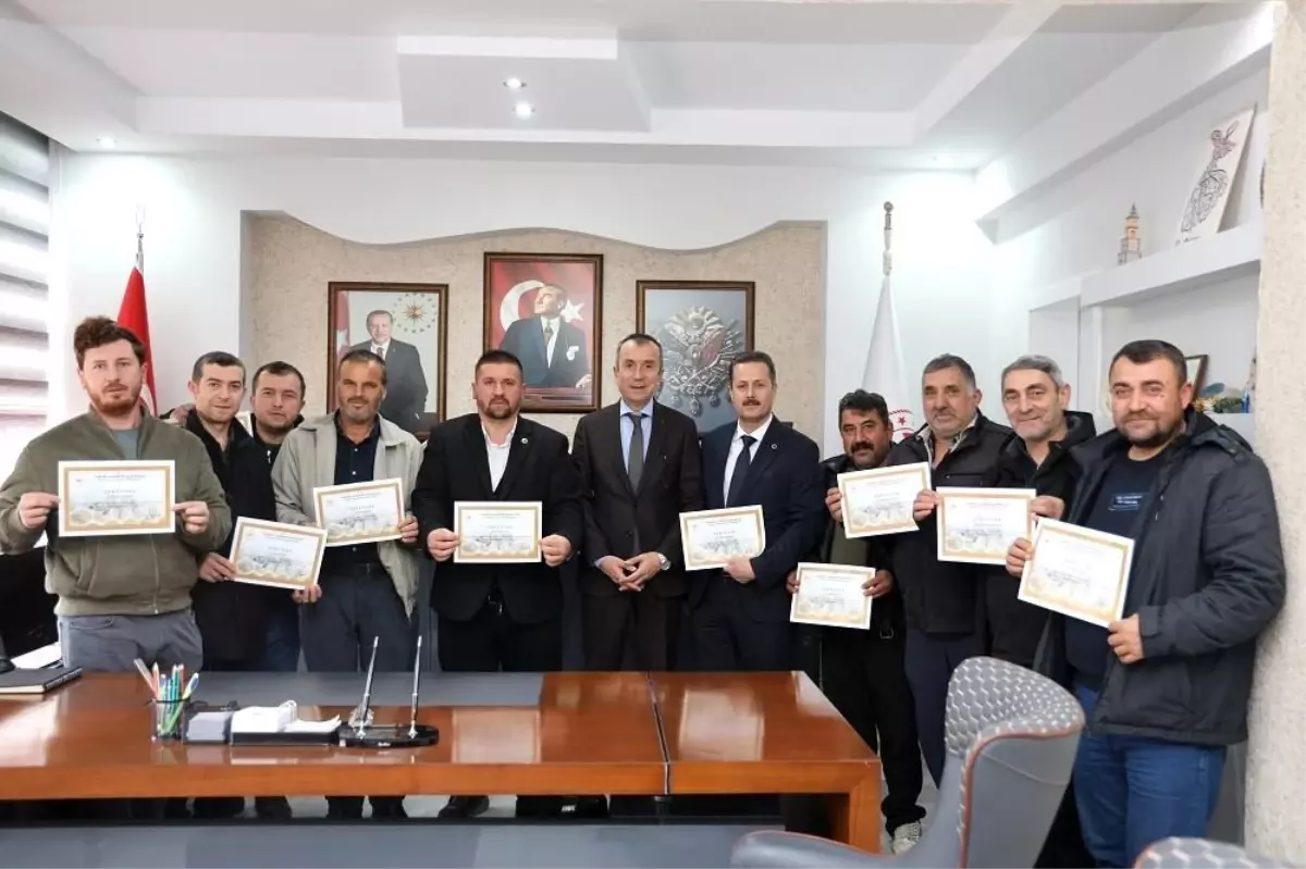 Bilecik'te ana arı yetiştiriciliği eğitimi alan 33 arıcı sertifikalarını aldı