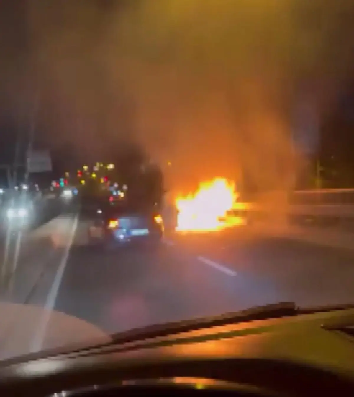 Eyüpsultan'da otomobil alev alev yandı