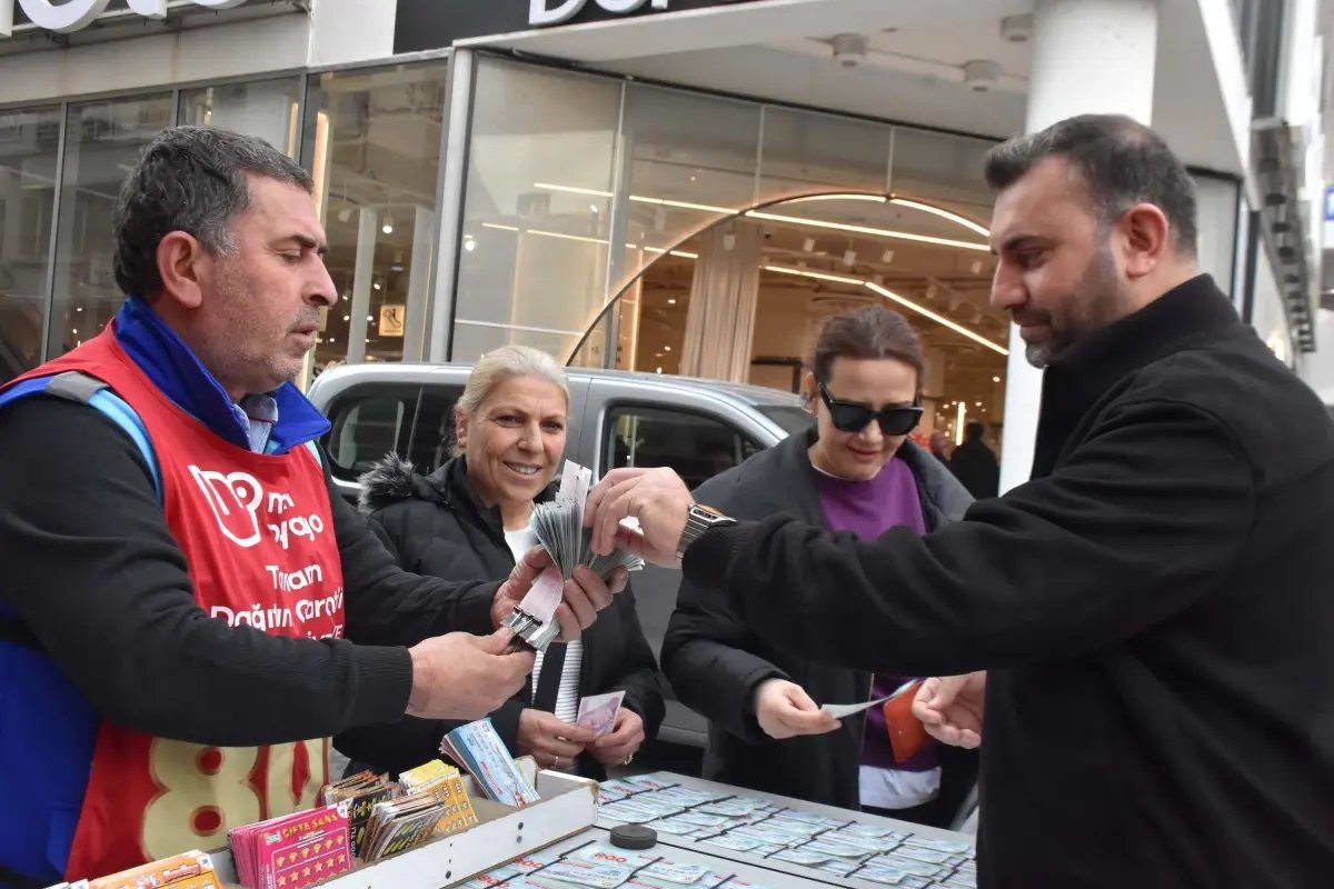 İzmirlilerden 800 milyon TL'lik rekor ikramiyeli Milli Piyango yılbaşı biletlerine yoğun ilgi
