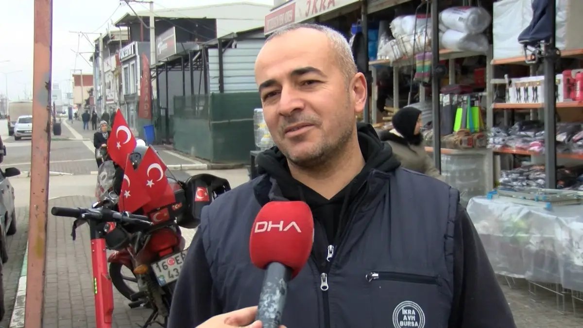 Husumetlisinin tabancasından çıkan kurşunlardan mağazaya sığınarak kurtuldu; o anlar kamerada