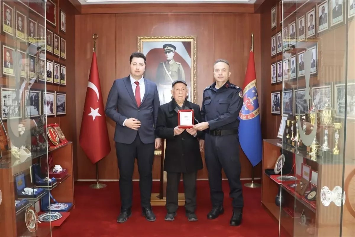 Burdur'da 91 yaşındaki hayırsever birikimini jandarmaya bağışladı