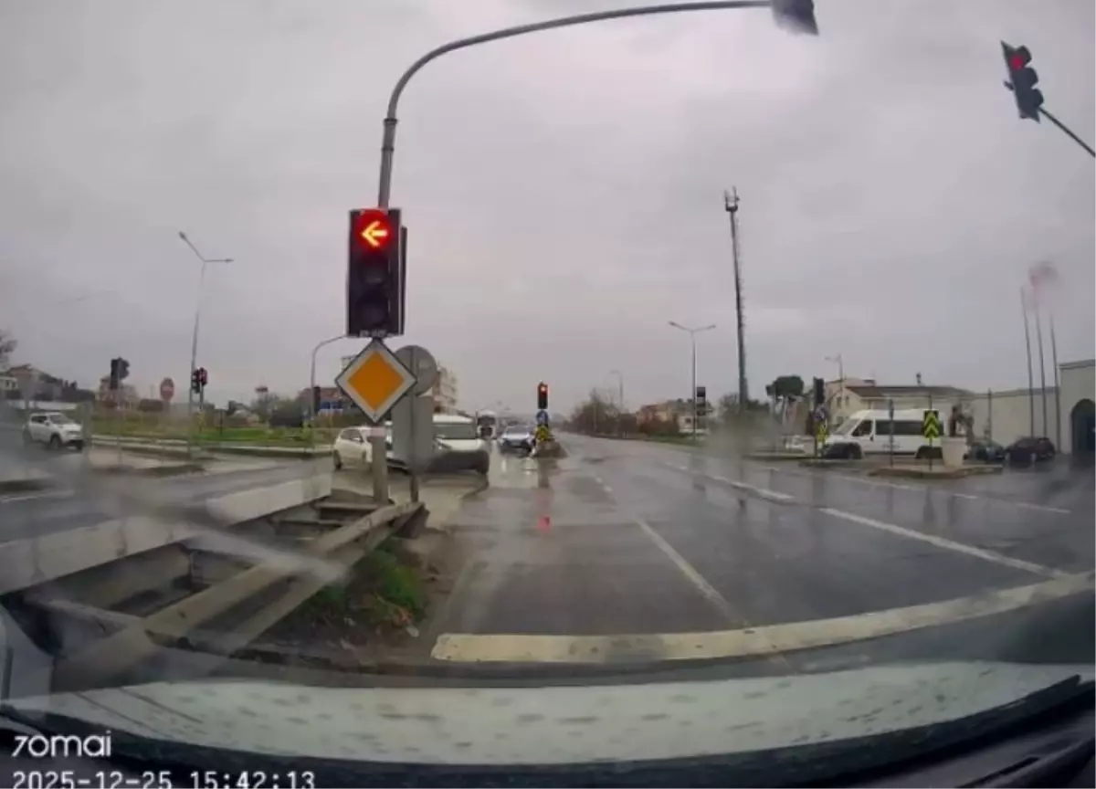 Büyükçekmece'de kırmızı ışık ihlali kazaya neden oldu; çarpışma kamerada