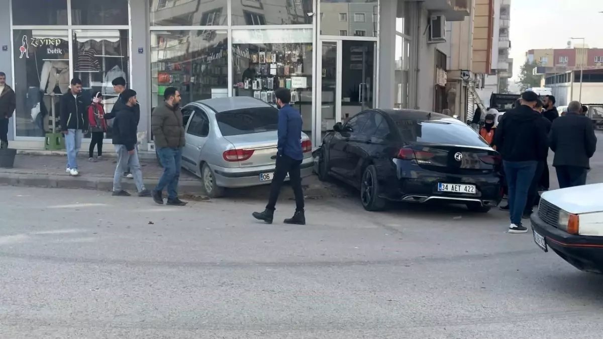 Merdiven basamakları otomobillerin işyerine dalmasını engelledi