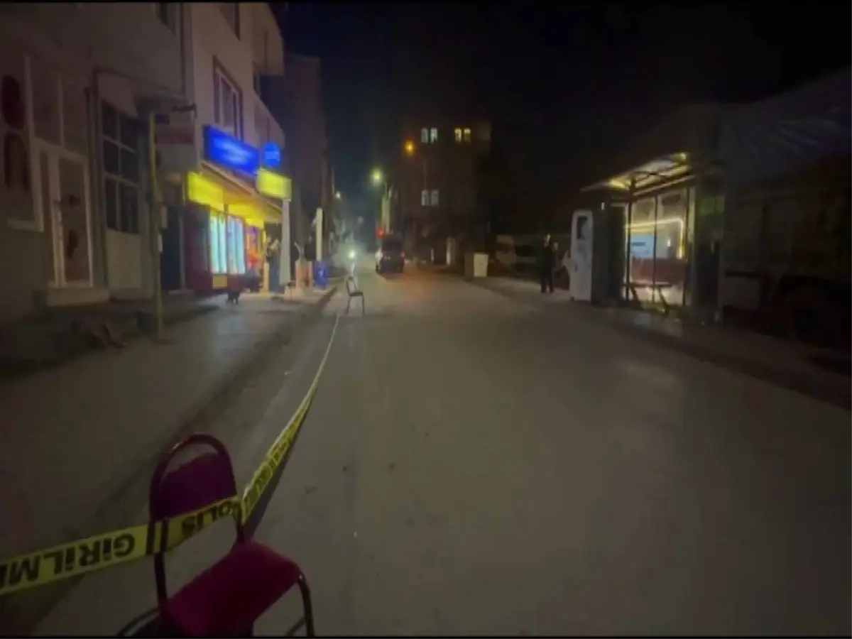 Husumetlisini görüp otomobilinden ateş açtı; yoldan geçen kişiyi vurdu