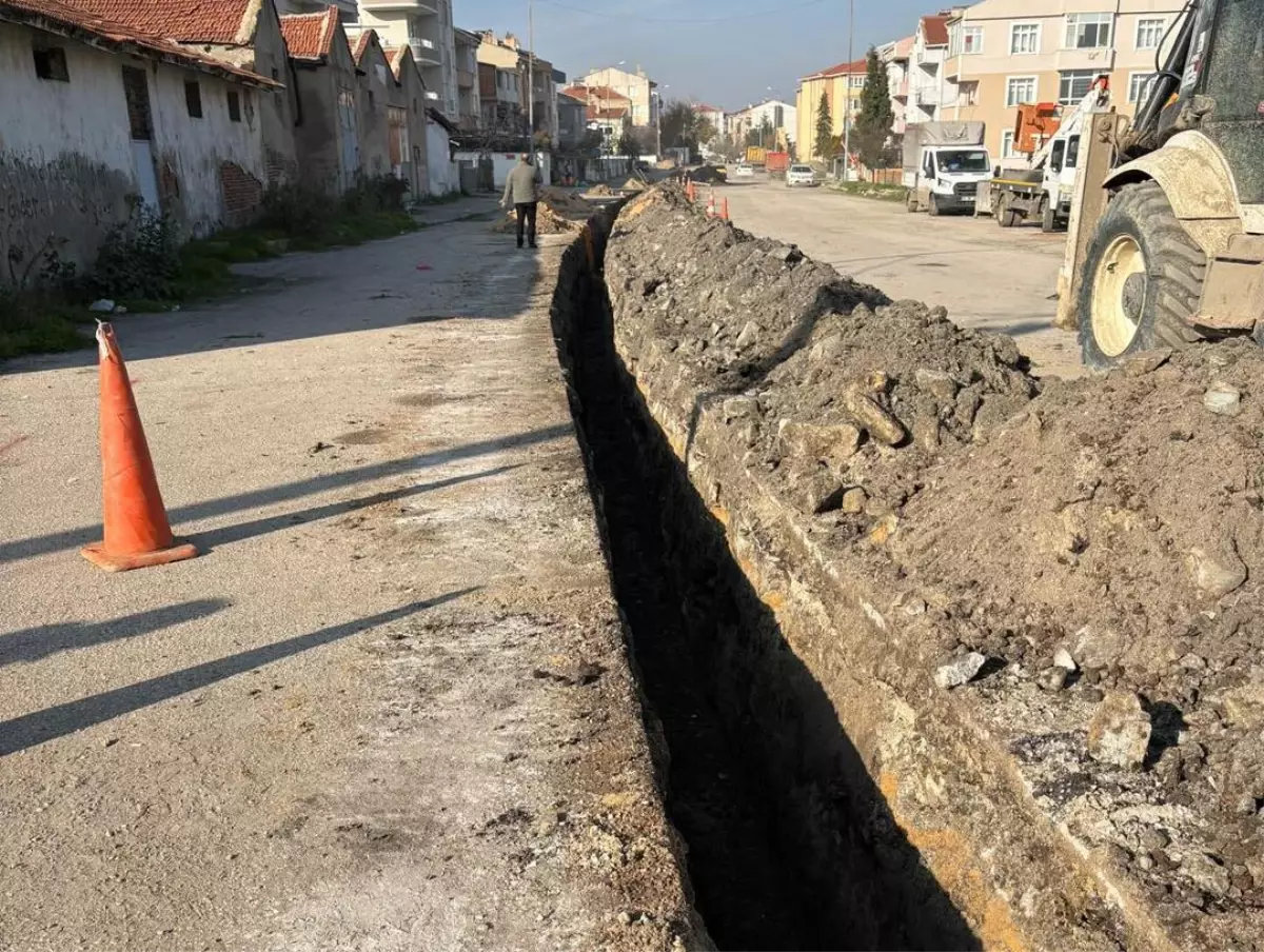 Boru döşemesi yapılan kanalda toprak kayması; 3 yaralı