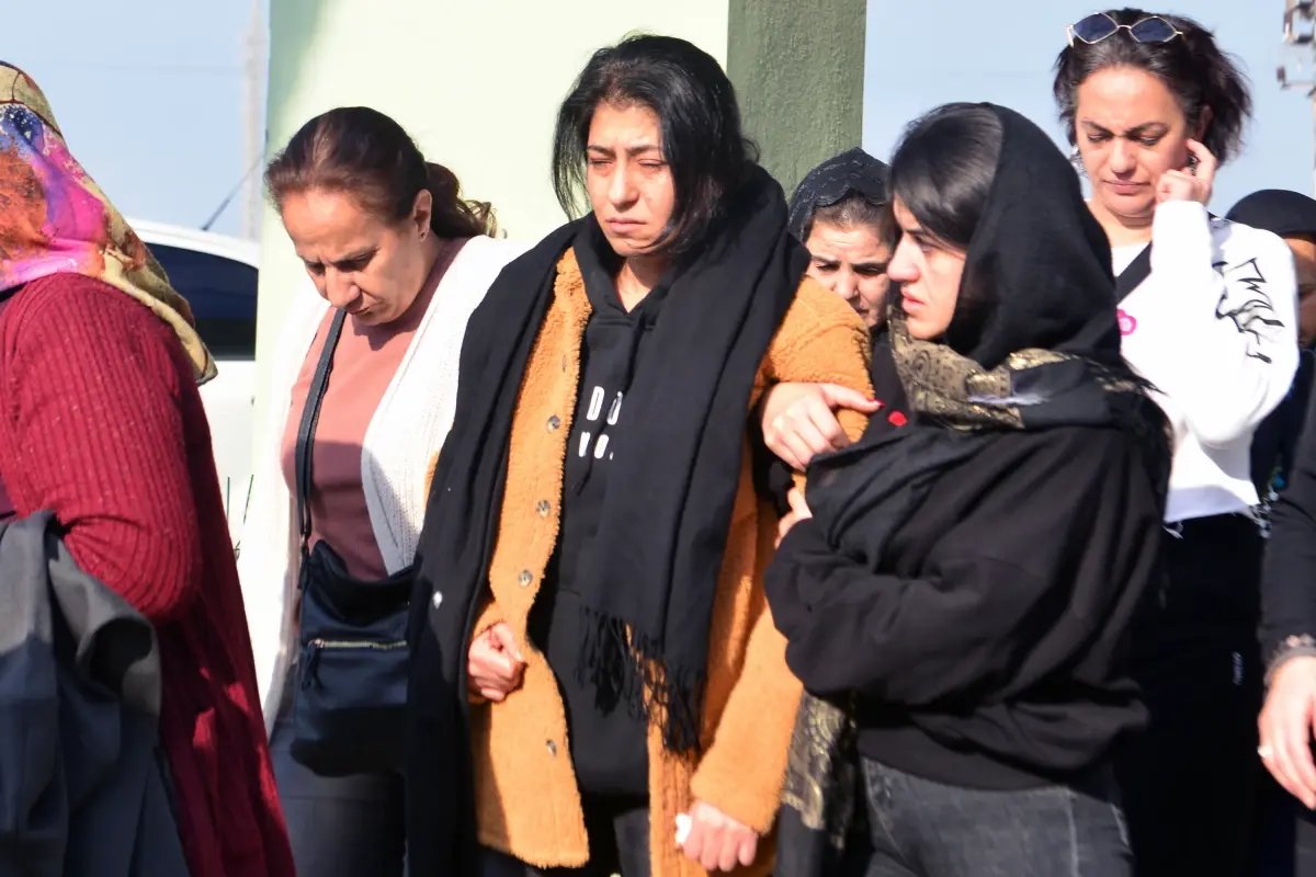 Adana'da Babası Tarafından Öldürülen Kardeşler Yan Yana Toprağa Verildi