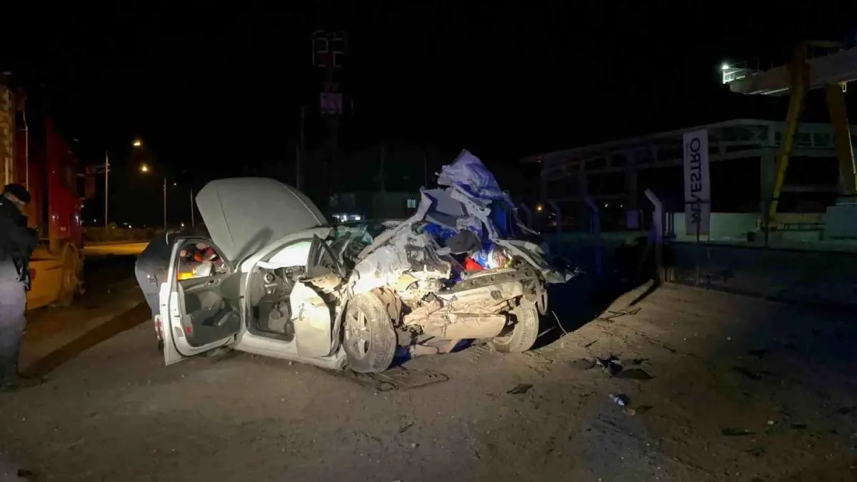 Menteşe'de tıra arkadan çarpan otomobil, hurda yığınına döndü: 1 ölü, 1 ağır yaralı