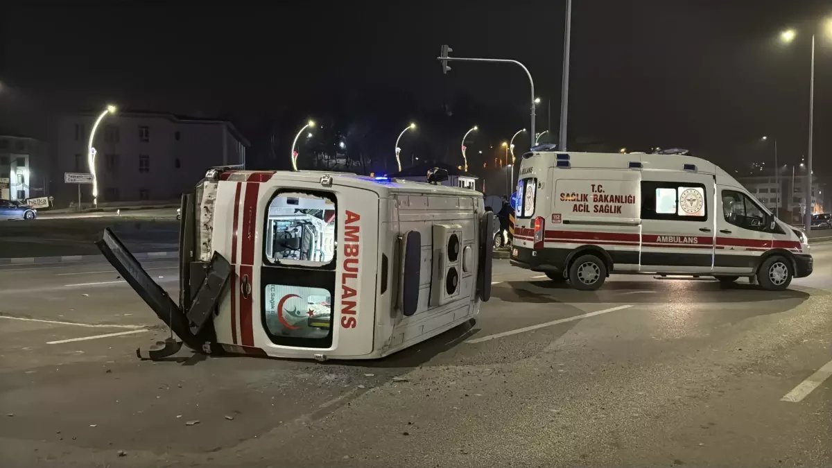 Otomobil ile çarpışan ambulans devrildi; 3 sağlık personeli yaralı