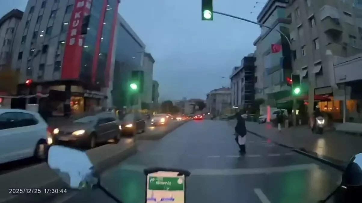 Maltepe'de kırmızı ışıkta caddeden karşıya geçen yayaya motosiklet çarptı