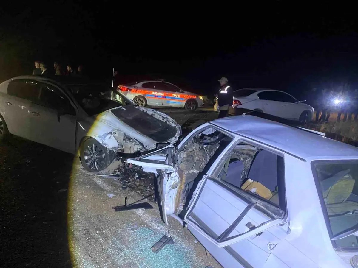 Siverek'te otomobiller kafa kafaya çarpıştı: 2'si ağır 7 yaralı