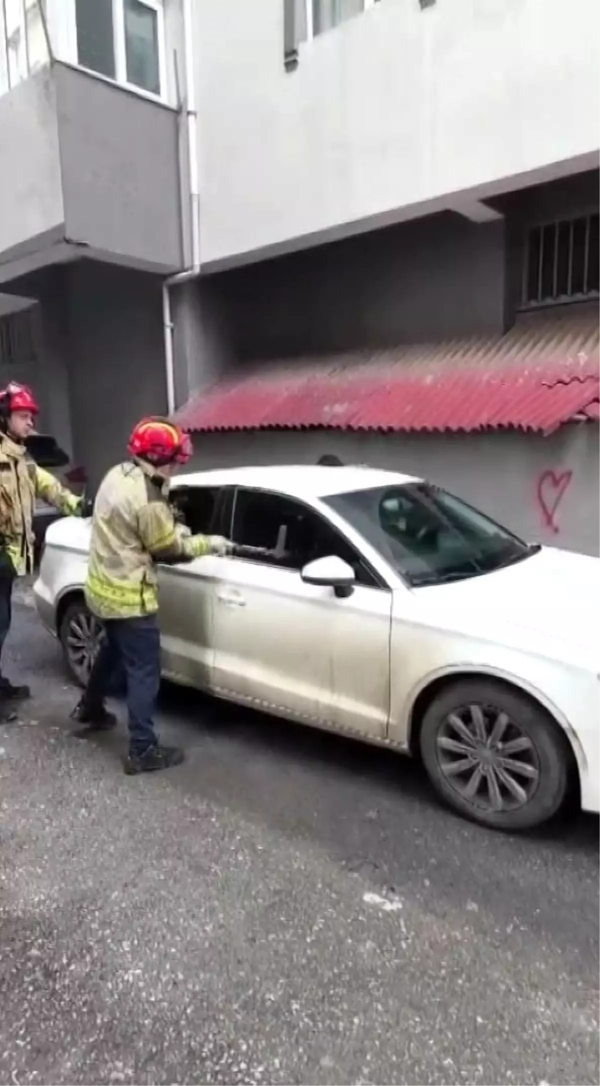 Kaynarca'da araç içinde mahsur kalan çocuk itfaiye tarafından kurtarıldı