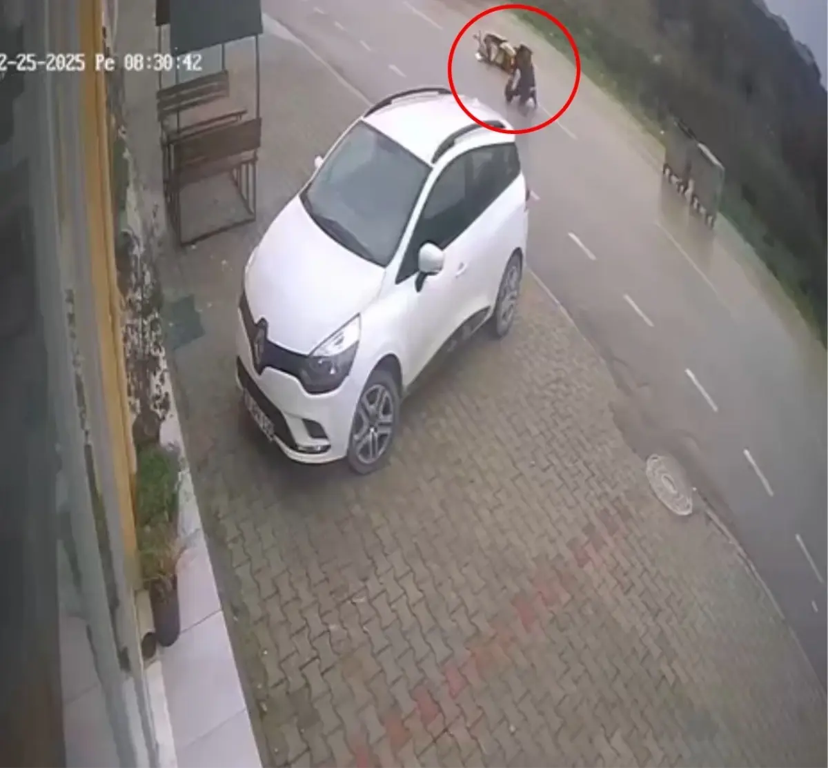Motokurye, kendisine saldıran sokak köpeğinden kaçarken kaza yaptı