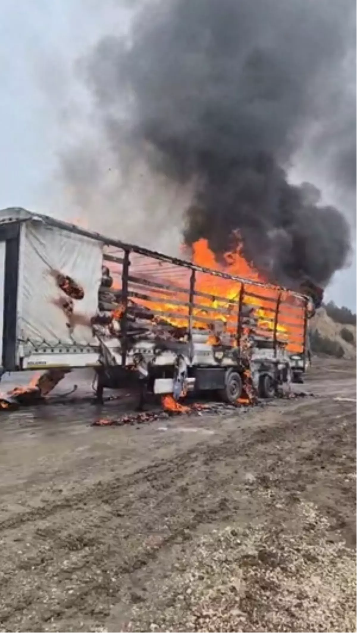 Bolu'da çöp boşaltma alanına gelen TIR'ın dorsesi alev aldı