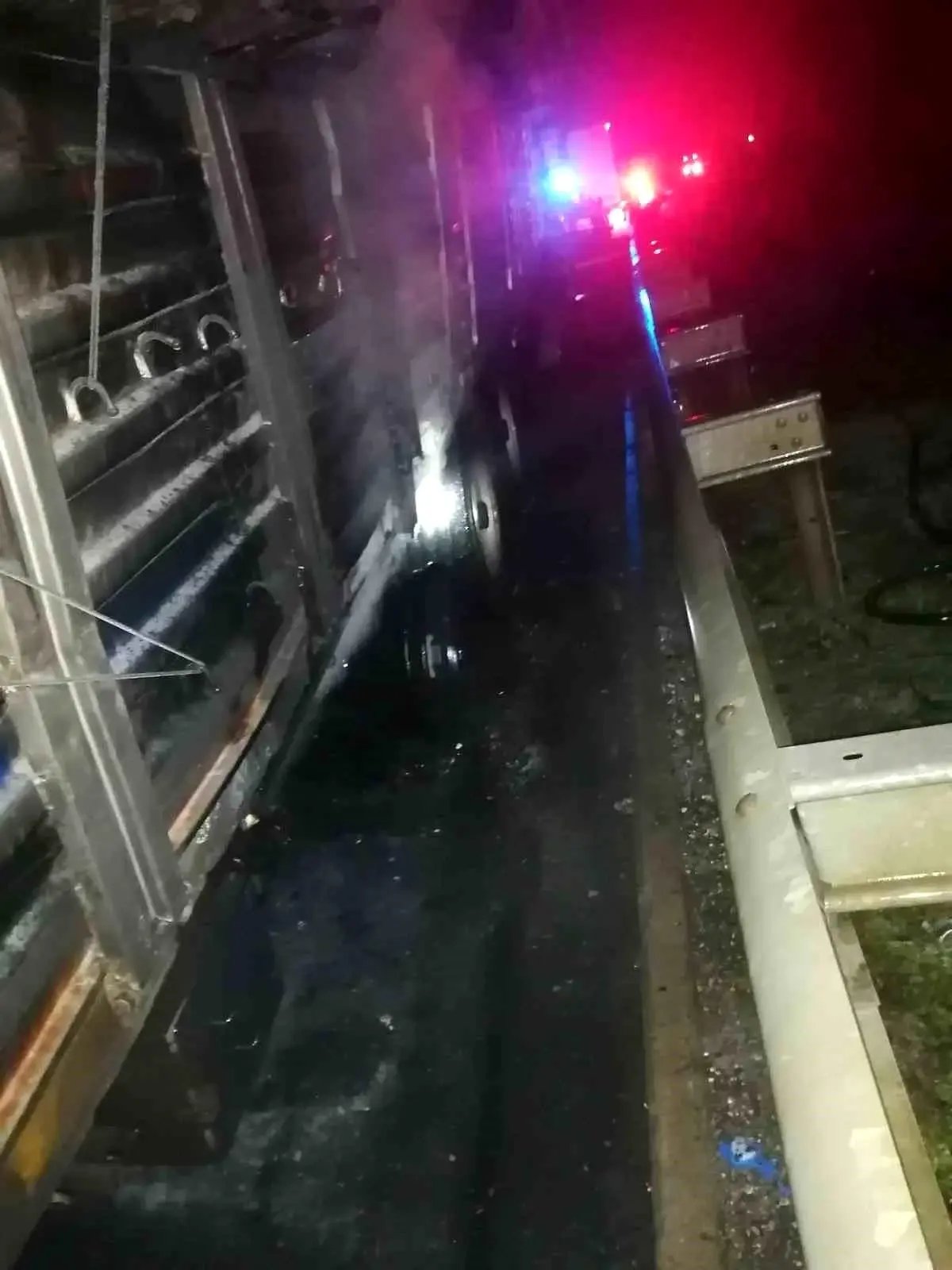 Seyir halindeki çekici alev aldı