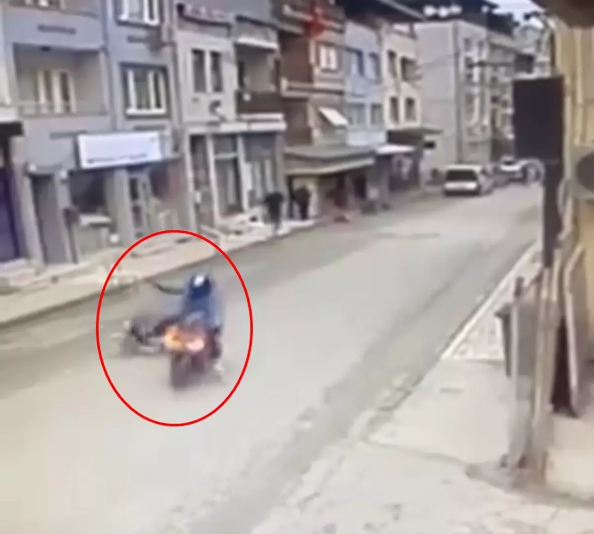 Yayaya çarpan motosikletli kaza sonrası kaçtı; o anlar kamerada