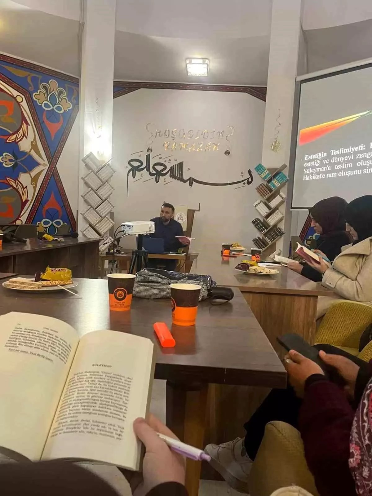 Müslüman Kimliği İnşa Etme Üzerine kitap tahlili gerçekleştirildi