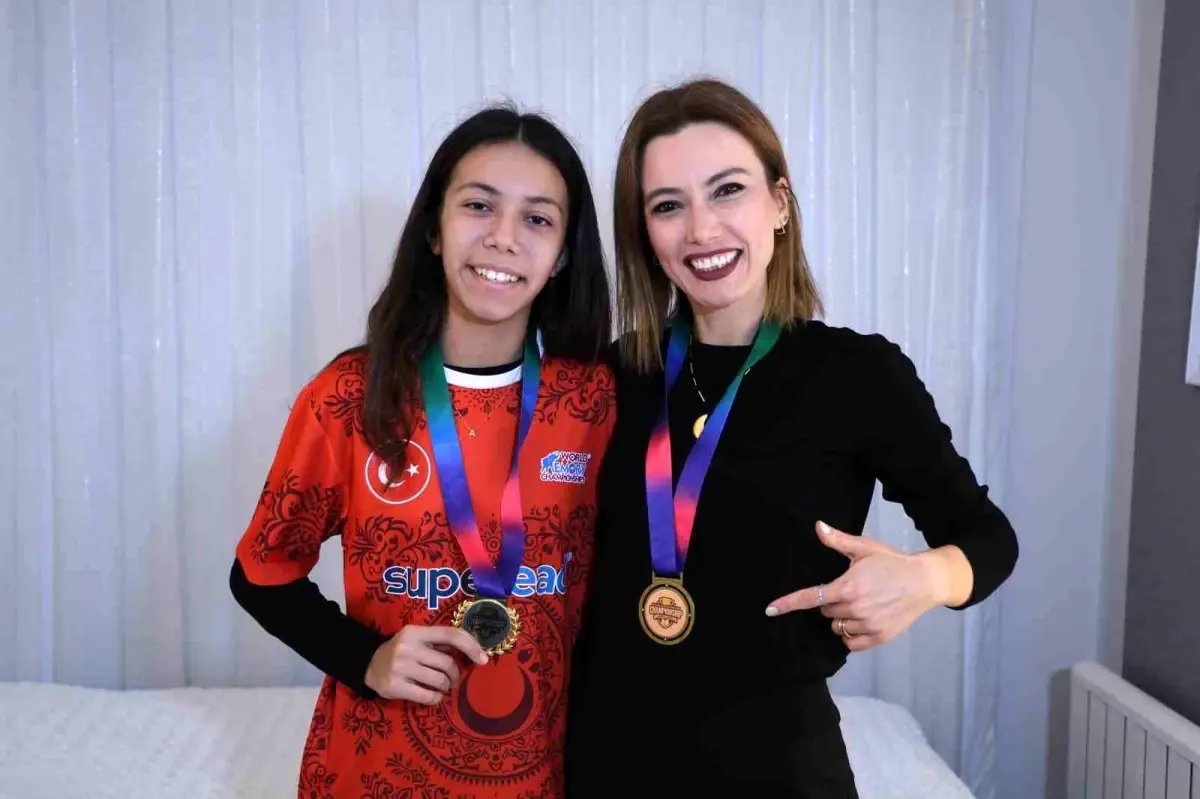 'Dünya Hafıza Şampiyonası'na Adanalı anne ile kızı damga vurdu