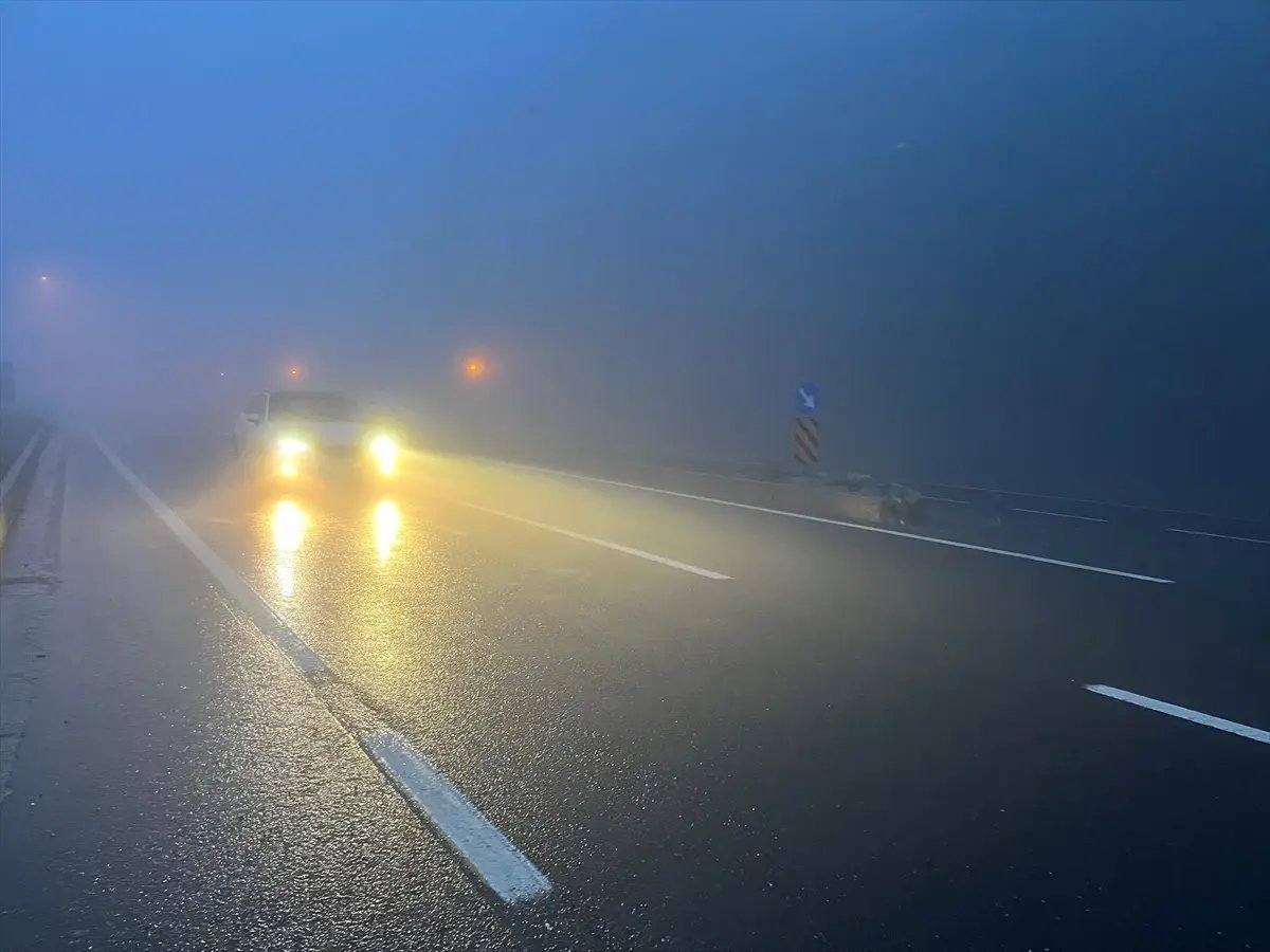 Anadolu Otoyolu'nun Bolu Dağı kesiminde sağanak ve sis etkili oldu
