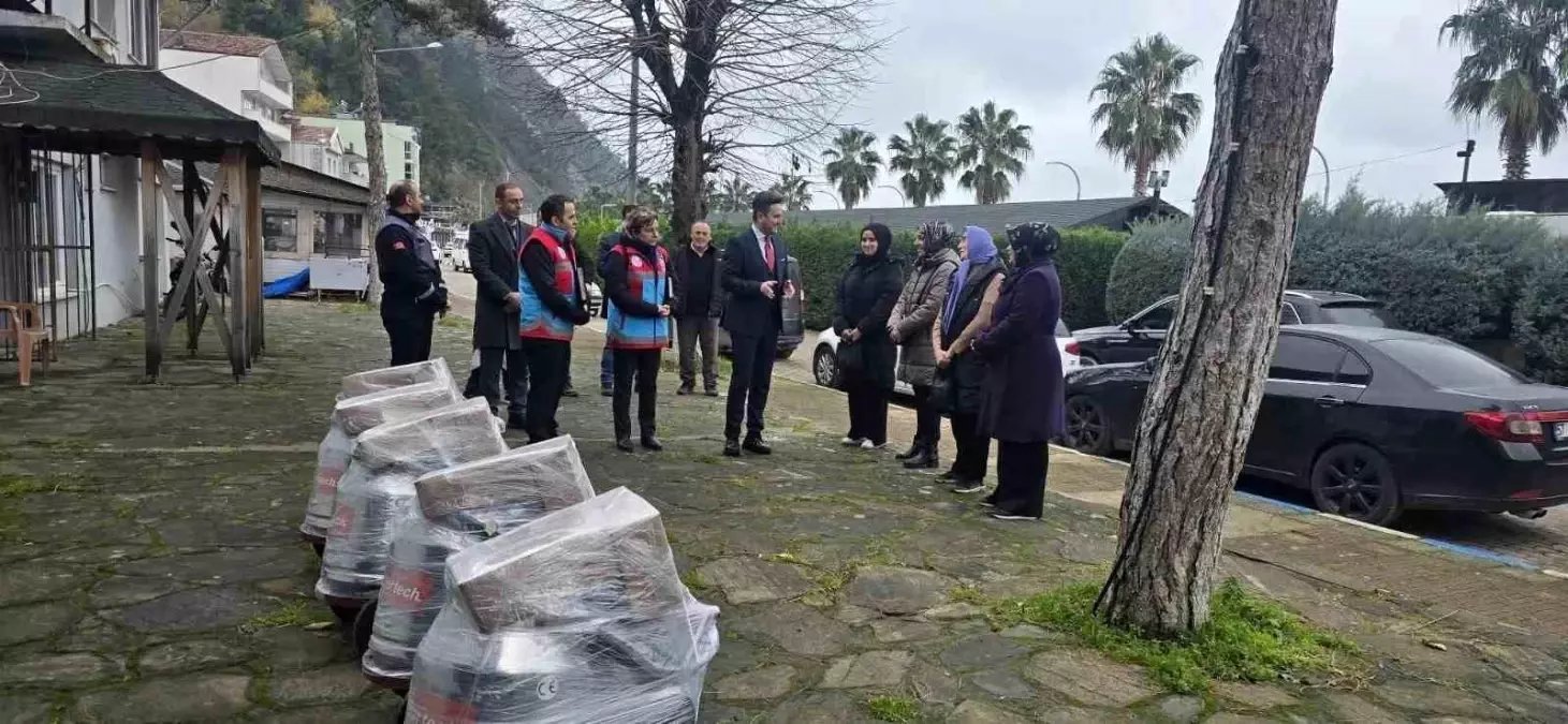 Ayancık'ta kadın üreticilere makine desteği