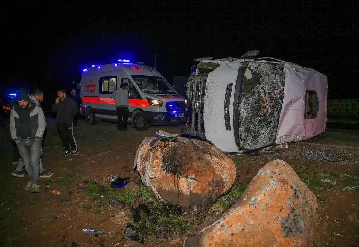 Diyarbakır'da inşaat işçilerini taşıyan minibüsün devrildiği kazada 16 kişi yaralandı