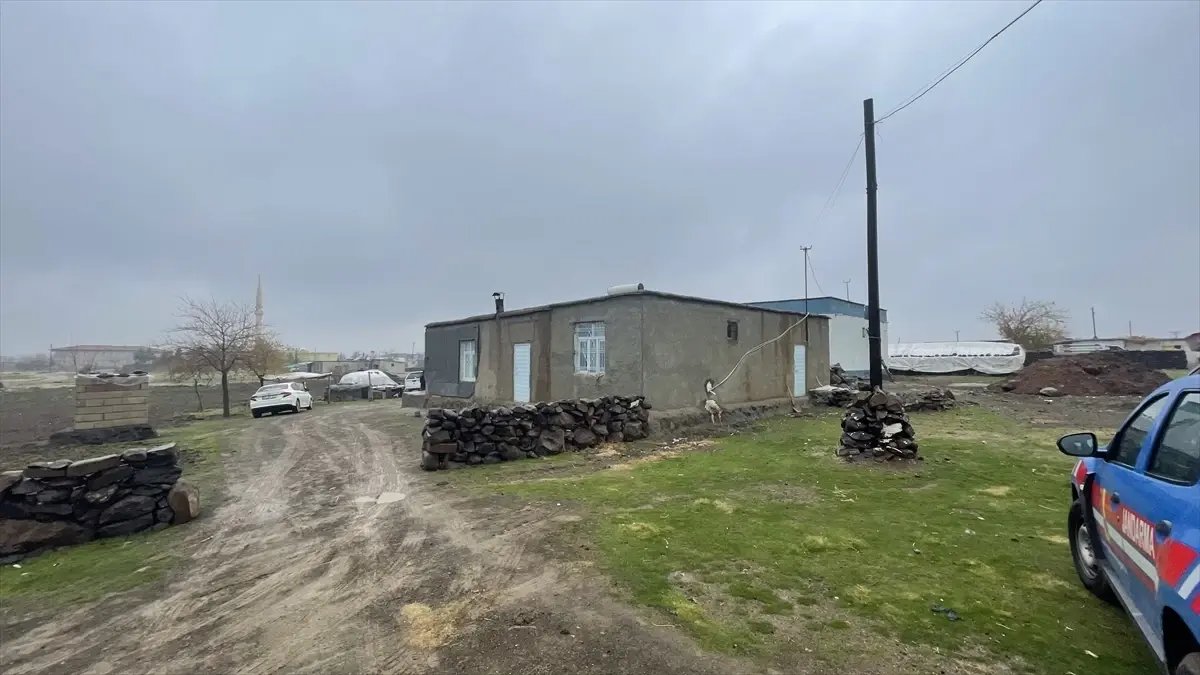 Şanlıurfa'da bir kişi, eşini ve oğlunu öldürdü