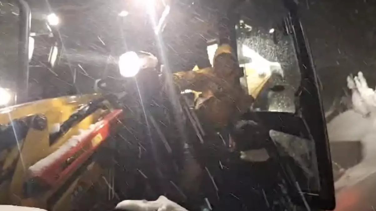 Rahatsızlanan çocuk, ekiplerin kapanan mezra yolunu açmasıyla hastaneye ulaştırıldı