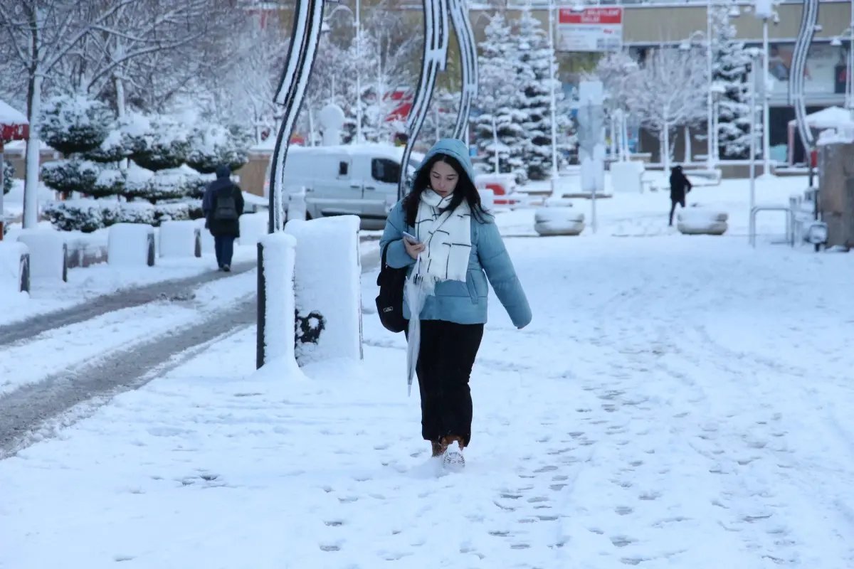 Bolu'da Kar Yağışı Etkili Oldu: Kent Merkezi Beyaza Büründü