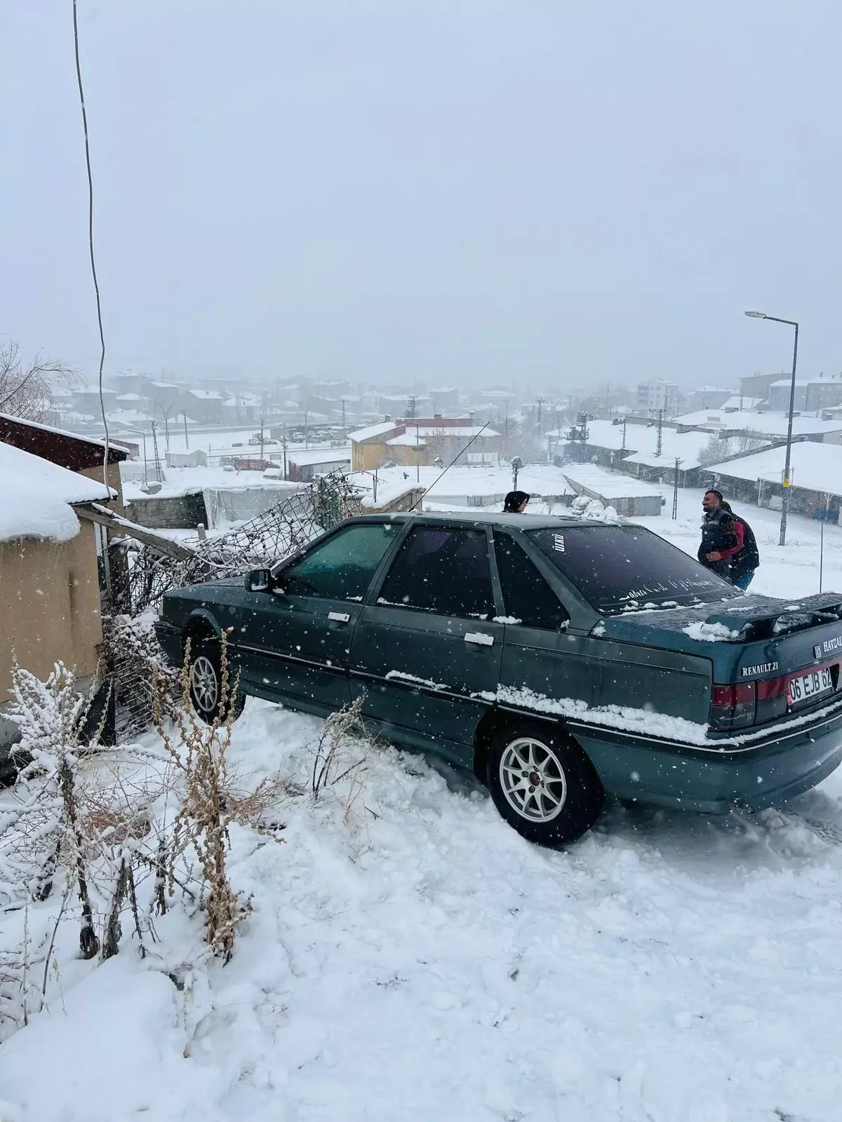 Yüksekova'da kar yağışı etkili oldu