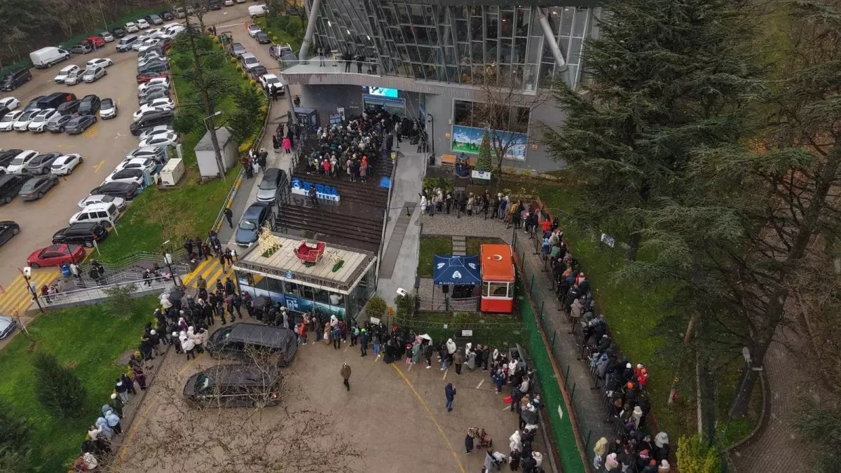 Uludağ'a teleferikle çıkmak isteyenler kuyruk oluşturdu