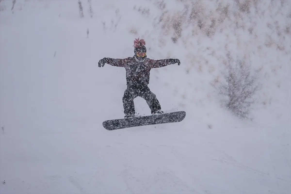 Palandöken'de yoğun kar yağışı altında kayak keyfi yaşanıyor