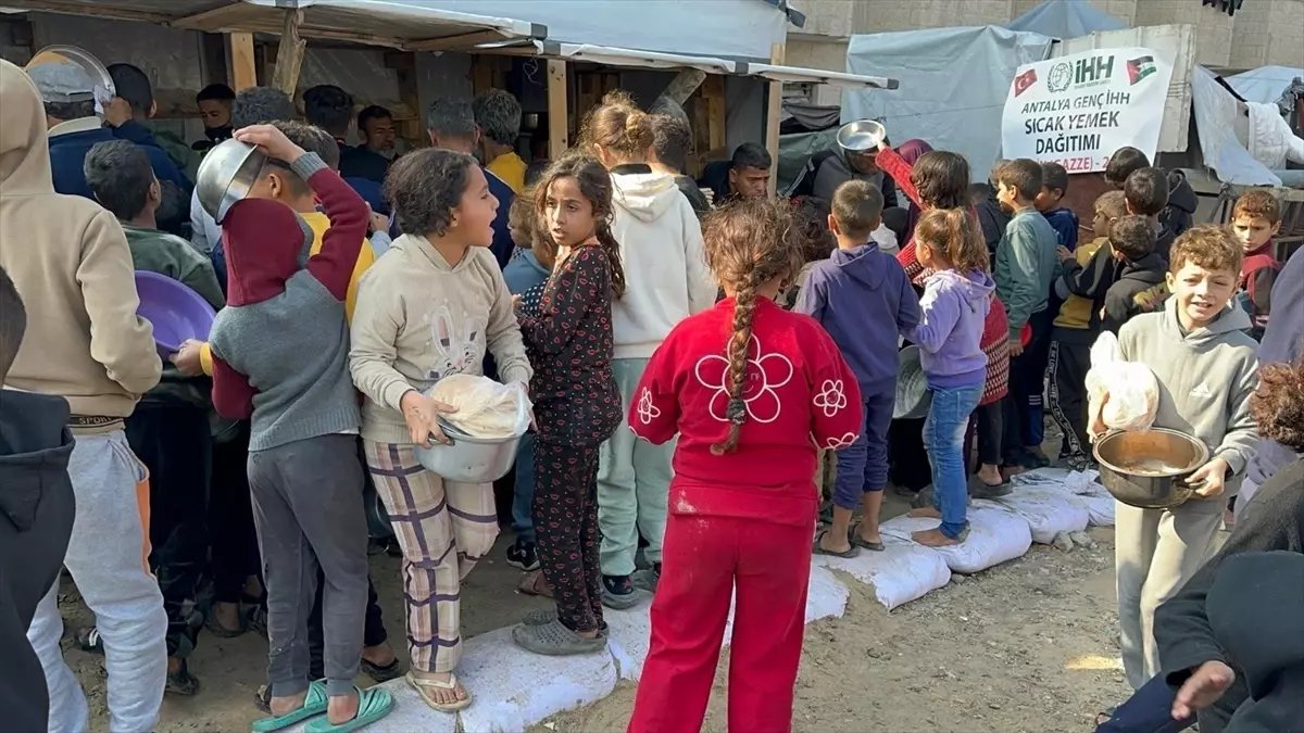 İHH Antalya ekibi Gazze'de sıcak yemek dağıttı