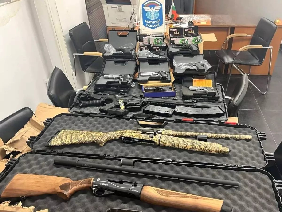 Sınırda çok sayıda kaçak silah ve mermi yakalandı