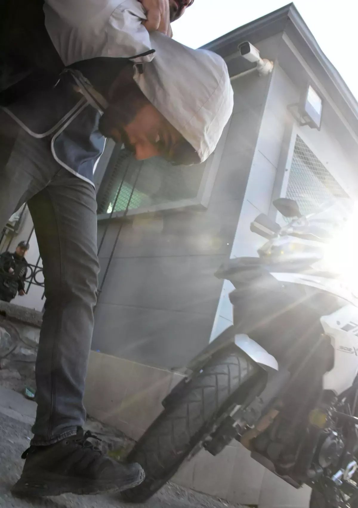 Eşini tehdit edip, çocuklarının boğazına bıçak dayayan sanığın tahliyesi üst mahkemeden döndü