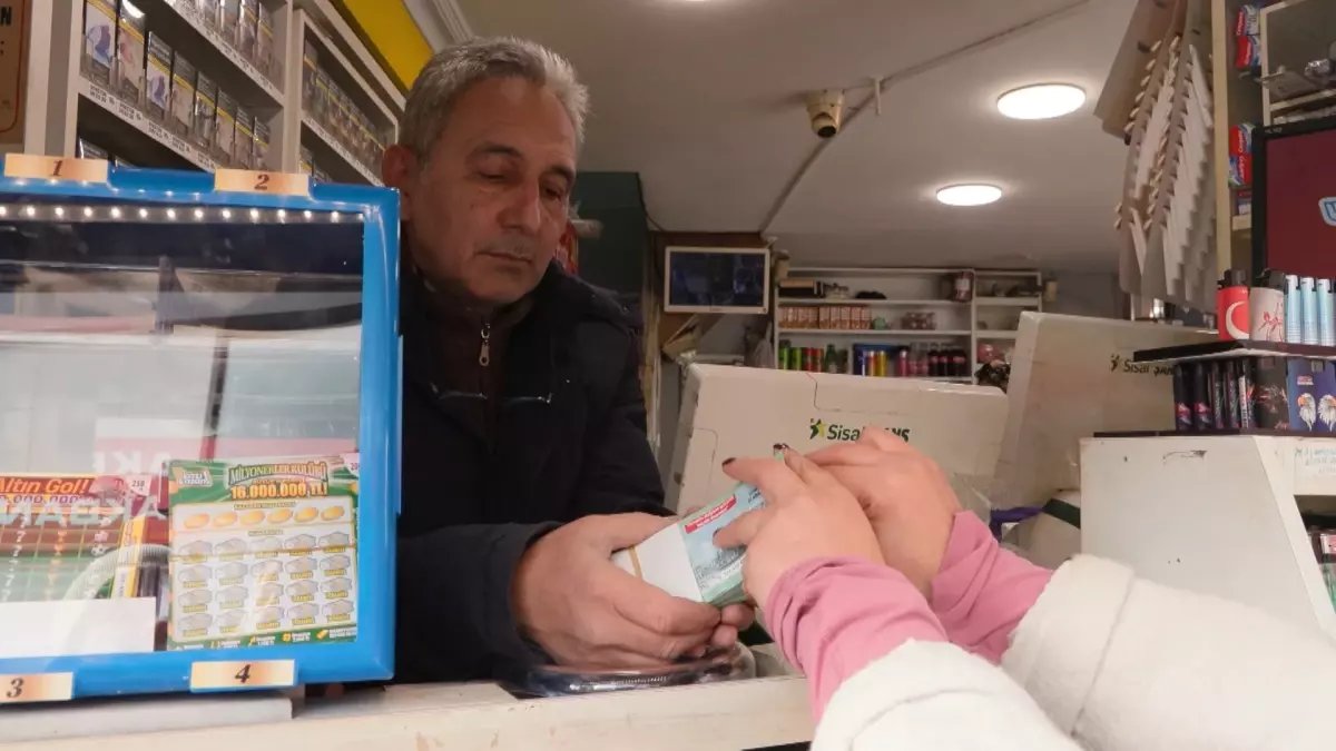 Yılbaşı öncesi Kadıköy'deki Milli Piyango bayilerinde yoğunluk