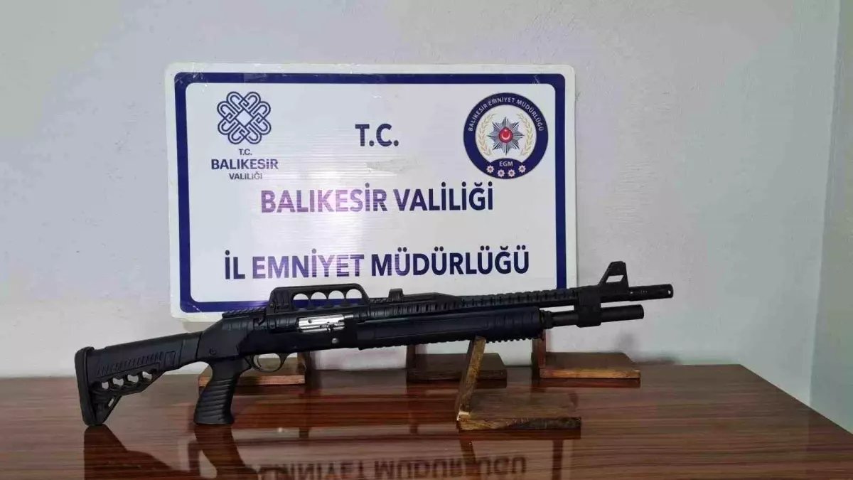 Gönen'de ruhsatsız silah ve 3 çalıntı motosiklet ele geçirildi