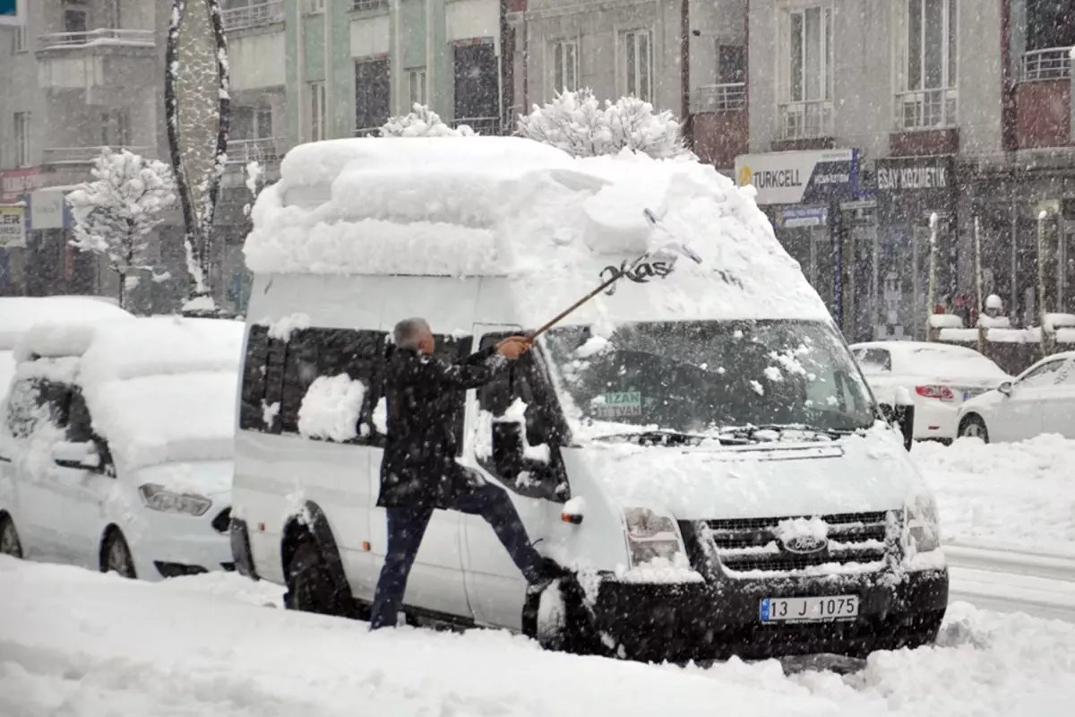 Kara kış resmen bastırdı! Şehir merkezleri beyaza büründü, onlarca köye ulaşım yok