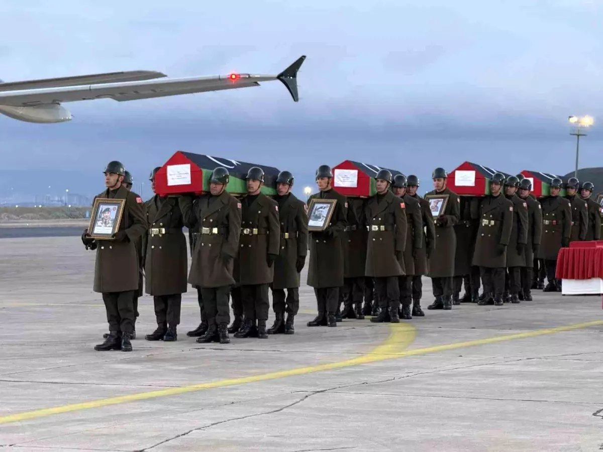 Ankara'da uçak kazasında hayatını kaybeden Libyalı askerler resmi törenle ülkelerine uğurlandı