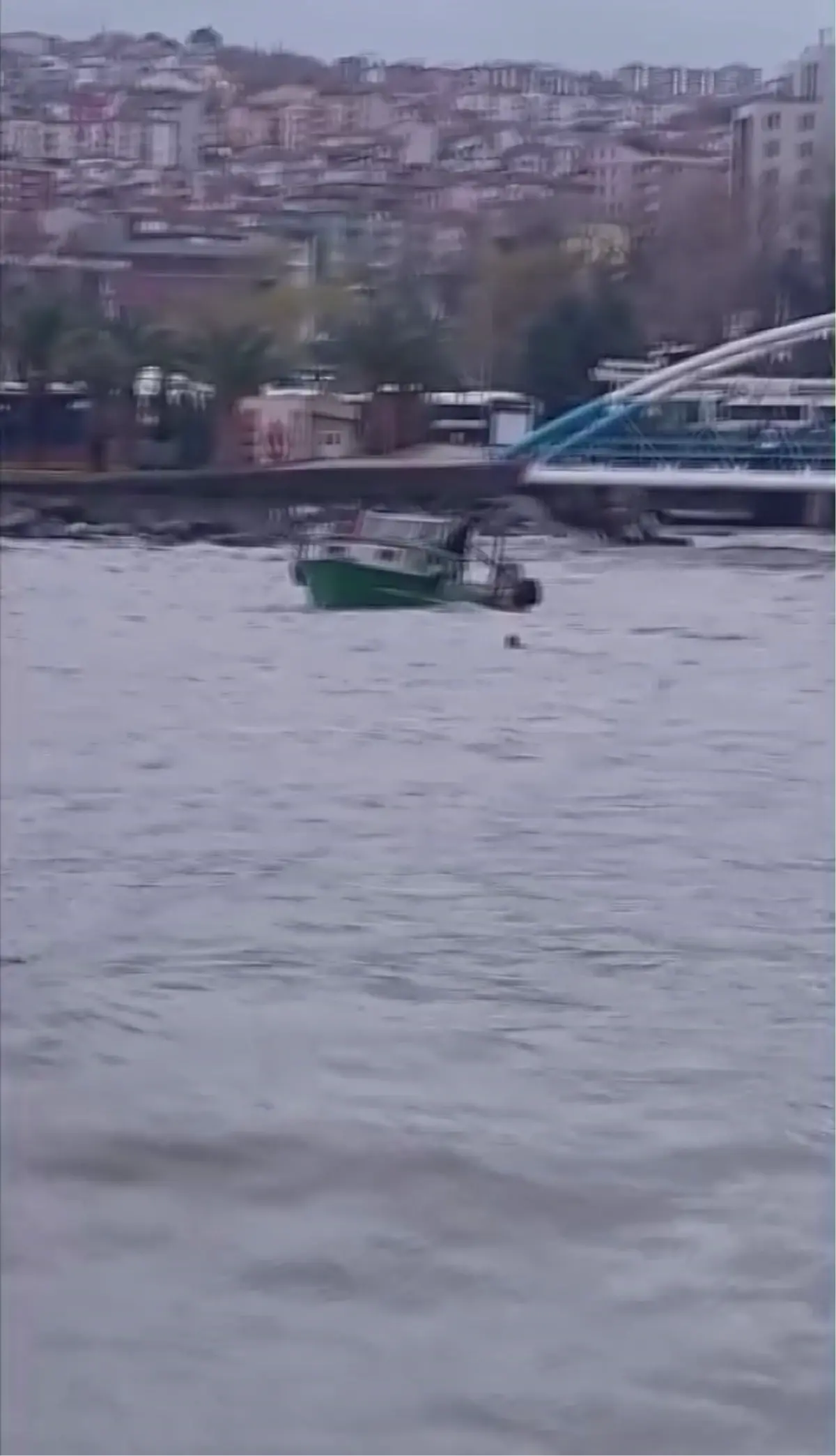 Ereğli'de fırtınada sürüklenen tekne köprüye çarptı