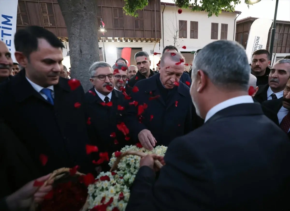 Cumhurbaşkanı Erdoğan, Hatay'daki Kurtuluş Caddesi'nin yeniden ışıklandırılması törenine katıldı