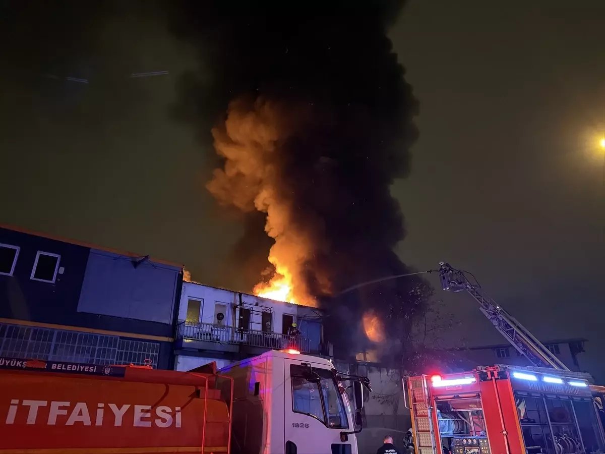 Bursa'da plastik kalıp atölyesinde başlayıp bitişiğindeki iş yerine sıçrayan yangına müdahale ediliyor